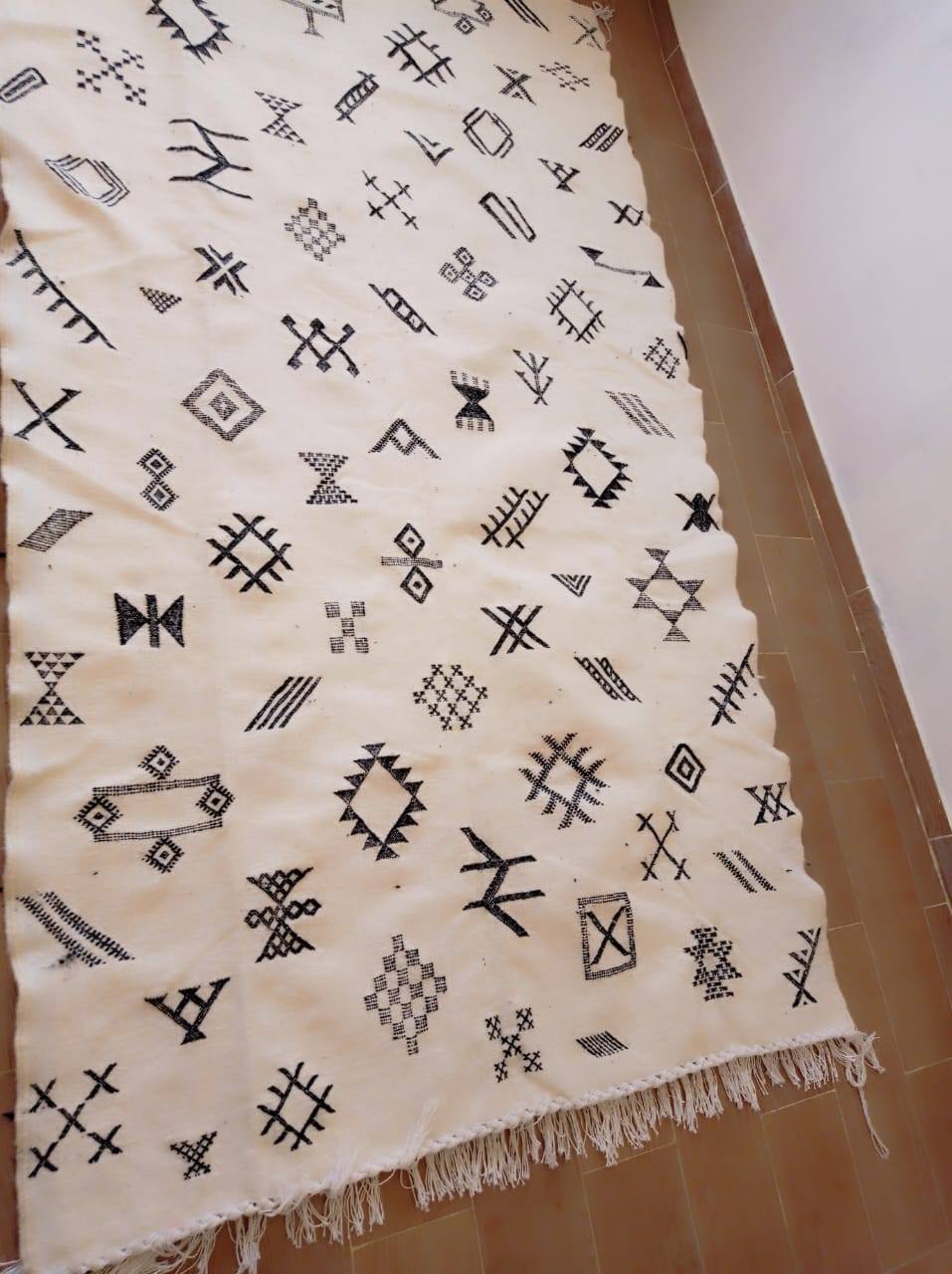 Handwoven Moroccan Rug – Minimalist Diamond Design